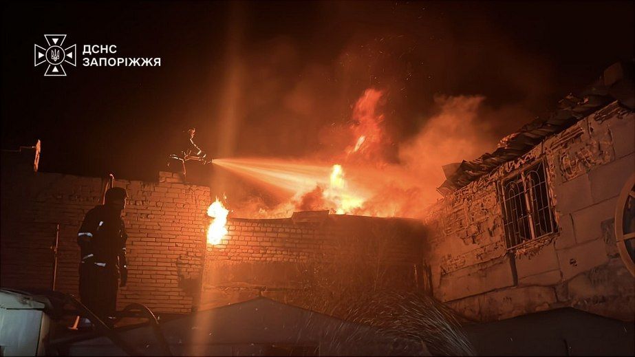 Восемь пожаров бушевали после обстрелов в Запорожье и пригороде &ndash; кадры