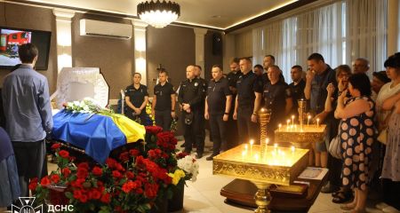 Загиблого рятувальника ДСНС провели в останню путь у Запоріжжі