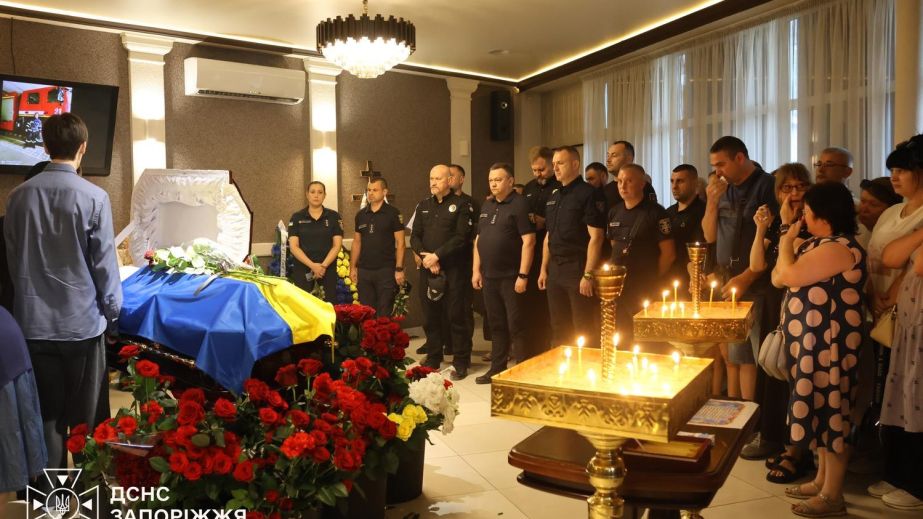 Погибшего спасателя ГСЧС провели в последний путь в Запорожье