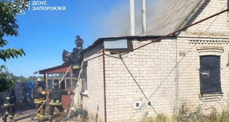Пожежі вирували у передмісті Запоріжжя після обстрілів &ndash; кадри