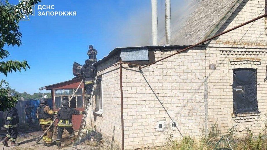 Пожежі вирували у передмісті Запоріжжя після обстрілів &ndash; кадри