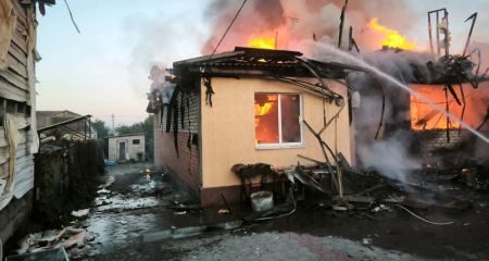 Дома, авто и ТЦ горели в Запорожье и пригороде после атак россиян