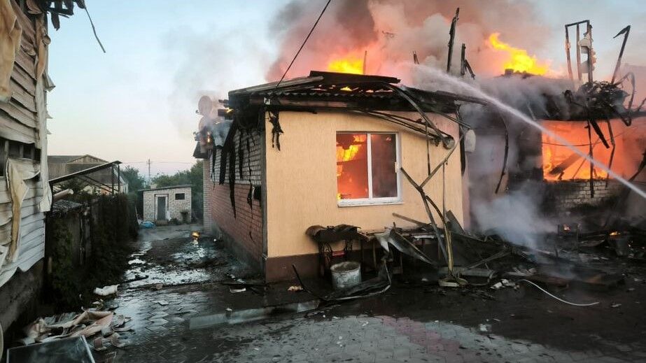 Будинки, авто і ТЦ горіли в Запоріжжі та передмісті після атак росіян