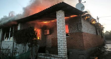 Будинок і суха трава палали після обстрілів під Запоріжжям