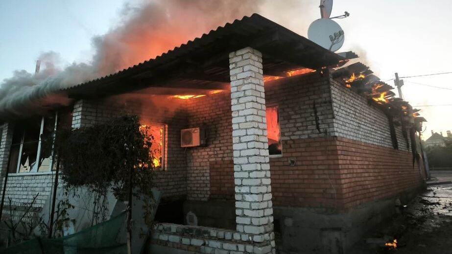 Будинок і суха трава палали після обстрілів під Запоріжжям