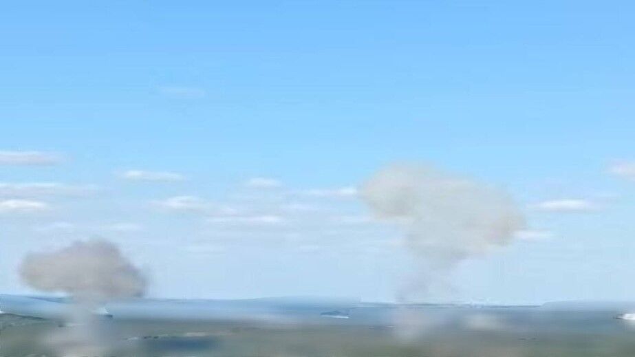 В Запорожье после удара авиабомб возник пожар