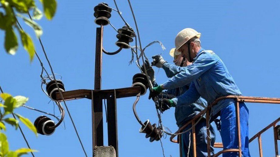 На Запорожье вернули свет 10 тыс. семей, обесточенным обстрелами