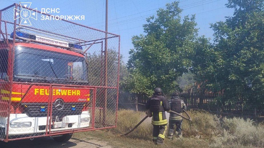 Десятки пожаров бушевали после обстрелов Запорожья и пригорода