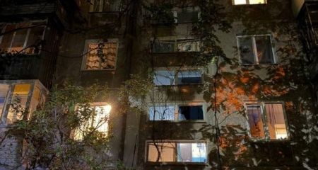Российский БпЛА атаковал многоэтажку в Запорожье: есть пострадавший