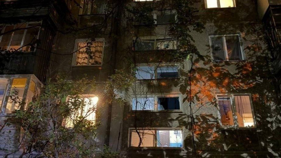 Российский БпЛА атаковал многоэтажку в Запорожье: есть пострадавший