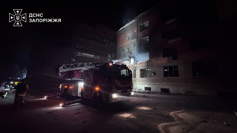 Будинки, хостел і магазин горіли після обстрілів на Запоріжжі