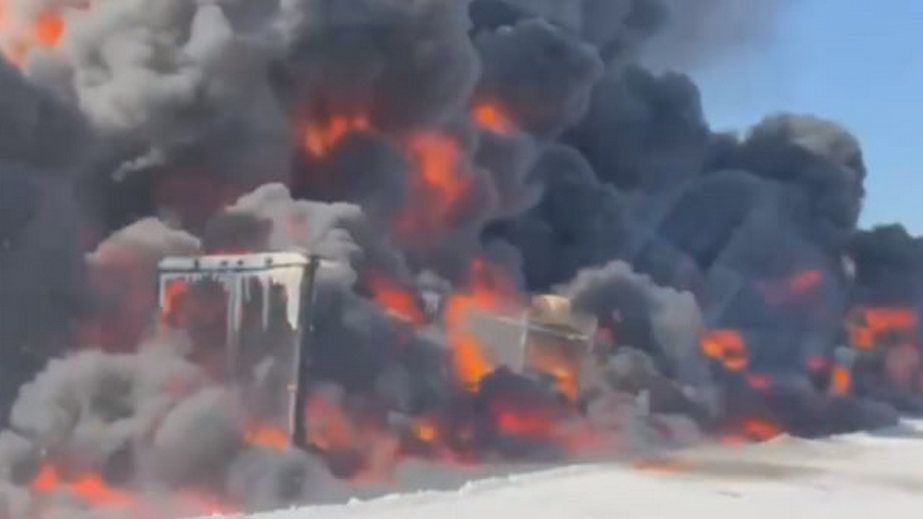 Безпілотники спалили російську колону на окупованому Запоріжжі &ndash; кадри
