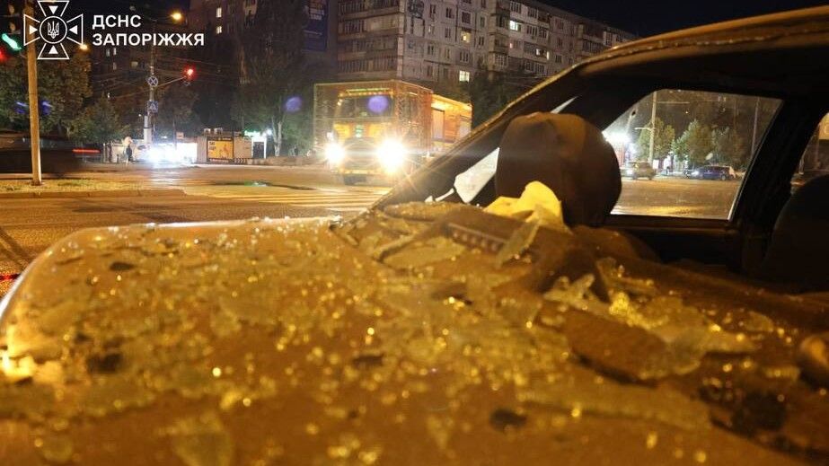 Троє людей постраждали через удар дрона по маршрутці в Запоріжжі