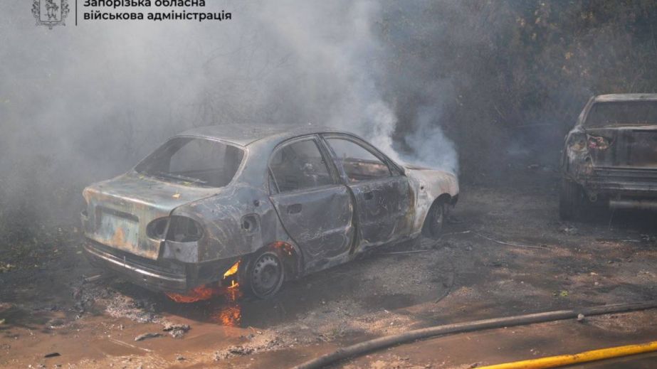 Семь пострадавших: в Запорожье после удара РФ вспыхнула автостоянка