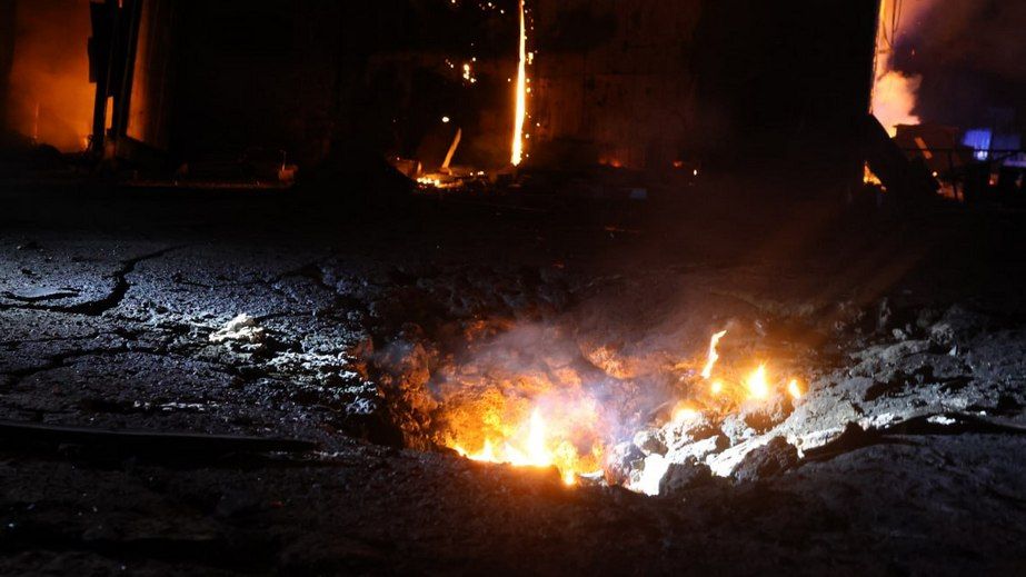 Легковики, вантажівки та сухостій горіли через ворожі атаки на Запоріжжі