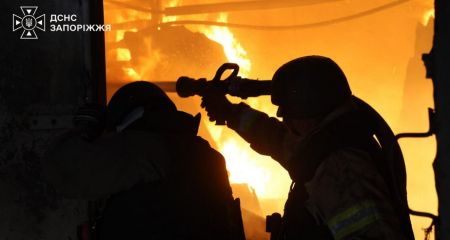Нічний обстріл Запоріжжя: вогнеборці приборкали масштабну пожежу