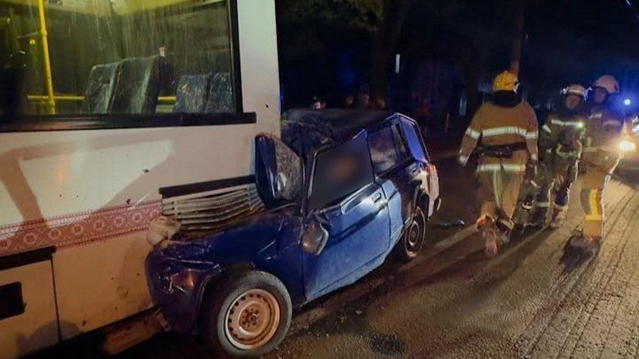 Авто столкнулось с троллейбусом в Запорожье: погибли два человека