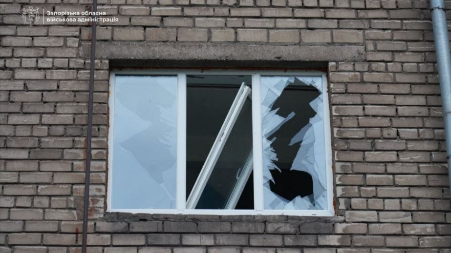 Выбиты окна и разбиты крыши: РФ повредила 14 домов в Запорожье