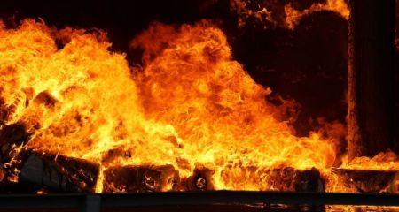 Склады горели после обстрелов в Запорожье и пригороде &ndash; кадры
