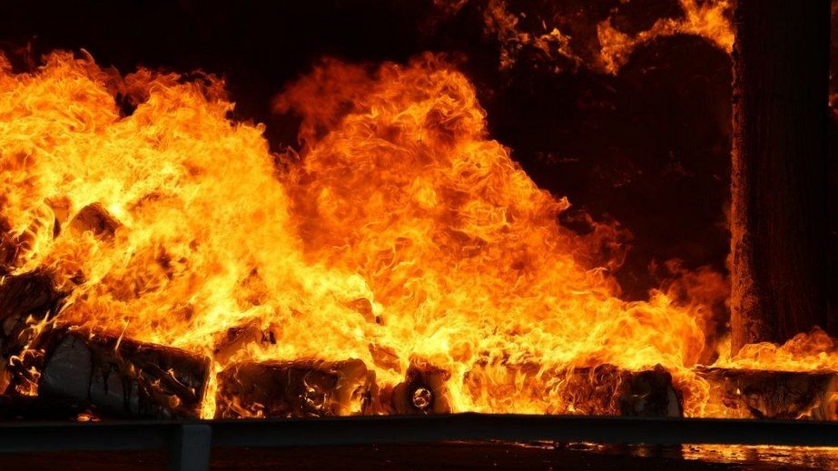 Склади горіли після обстрілів у Запоріжжі та передмісті &ndash; кадри