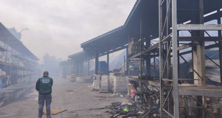 Пожар и обломки остались после удара по "Эпицентру" в Запорожье