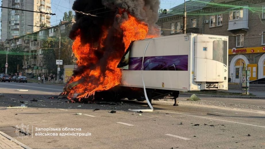 Вантажівка загорілася в Запоріжжі внаслідок атаки дрона