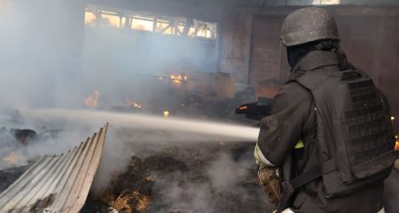 Склады, дома и авто горели после ударов на Запорожье &ndash; кадры