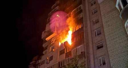 Россияне ударили по многоэтажке в Запорожье: возник пожар