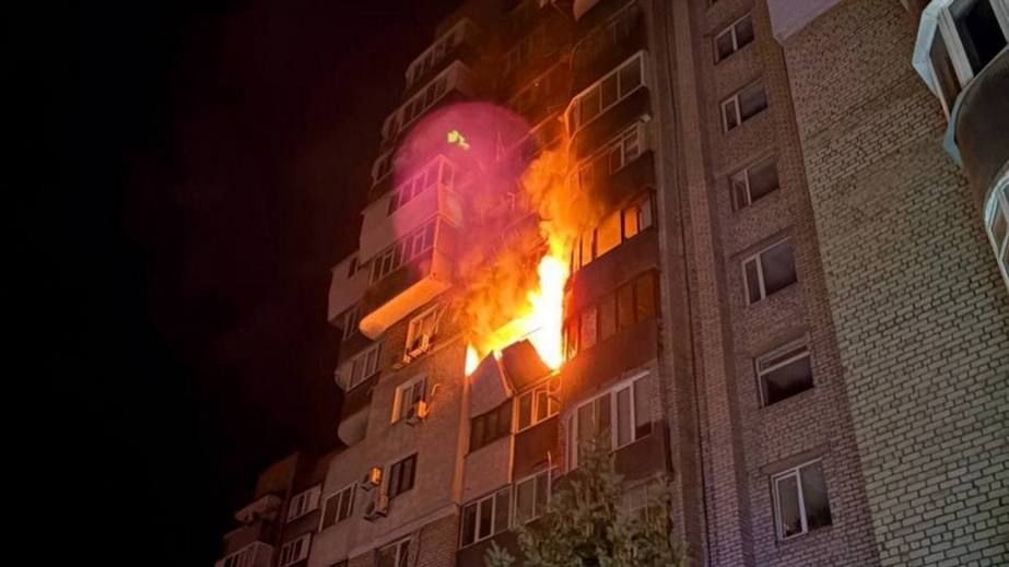 Россияне ударили по многоэтажке в Запорожье: возник пожар