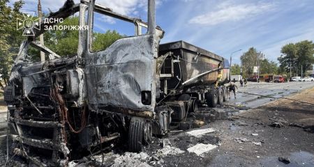 Вісім пожеж вирували після обстрілів у Запоріжжі та передмісті &ndash; кадри