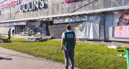 Екоінспекція зафіксувала наслідки обстрілу ТРЦ у Запоріжжі &ndash; кадри
