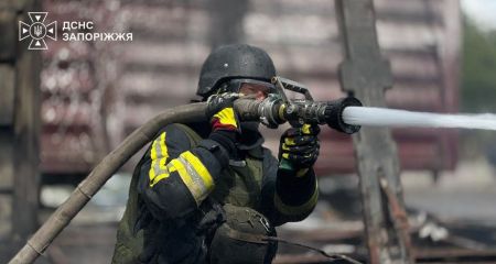 Багатоповерхівка й вантажівки горіли після ударів по Запоріжжю