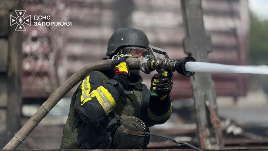 Багатоповерхівка й вантажівки горіли після ударів по Запоріжжю
