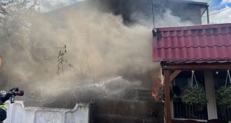 Поїзд, магазин і кафе палали після обстрілів на Запоріжжі &ndash; кадри