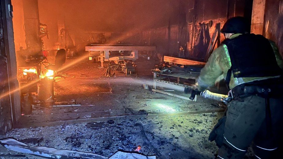 Росіяни вдарили по СТО в Запоріжжі: виникла масштабна пожежа