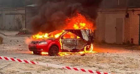 Автівки горіли після обстрілів у Запоріжжі &ndash; кадри