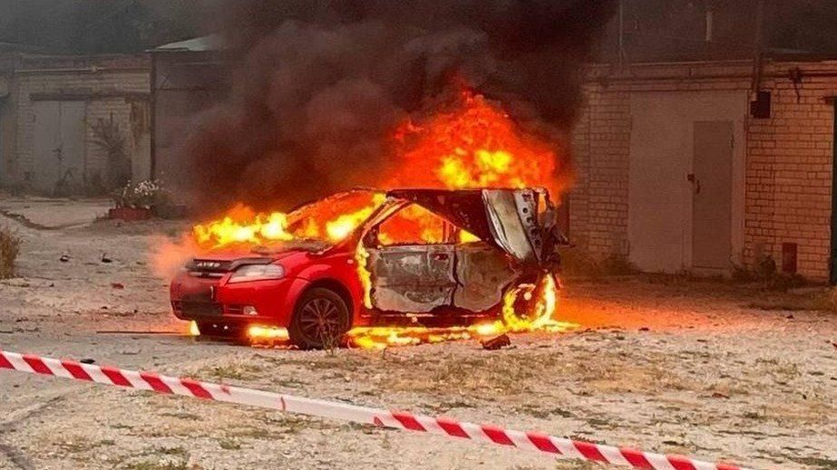 Автомобили горели после обстрелов в Запорожье &ndash; кадры
