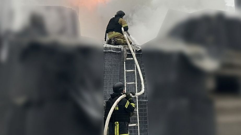 Рятувальники показали наслідки ранкового обстрілу Запоріжжя