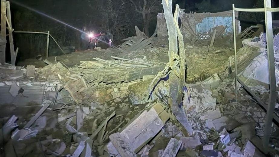 Росіяни вгатили по будинку під Запоріжжям: з-під завалів дістали людину