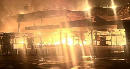 Удар по ТЦ "Амстор" у Запоріжжі: рятувальники загасили масштабну пожежу