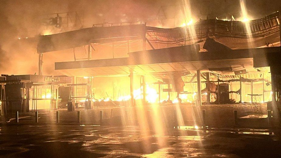 Удар по ТЦ "Амстор" в Запорожье: спасатели потушили масштабный пожар