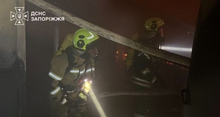 После обстрелов в пригороде Запорожья пылали дом и гараж