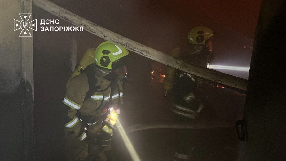 После обстрелов в пригороде Запорожья пылали дом и гараж
