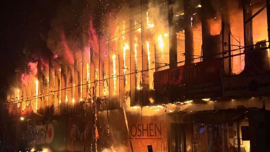 Спасатели показали последствия ночного обстрела Запорожья: есть пострадавшие