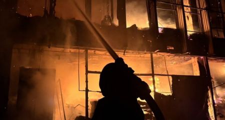 Масштабные пожары бушевали после обстрелов в Запорожье и пригороде &ndash; кадры