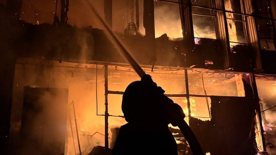 Масштабні пожежі вирували після обстрілів у Запоріжжі та передмісті