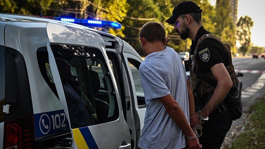У центрі Запоріжжя військовий у СЗЧ пограбував дівчину &ndash; деталі