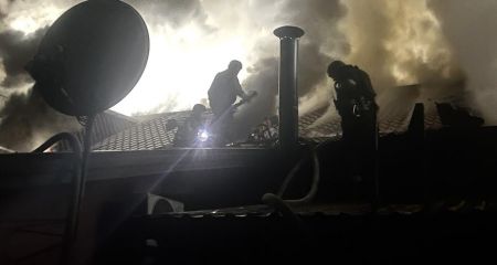 БпЛА влучили в кафе: вогнеборці показали, як гасили масштабну пожежу в Запоріжжі