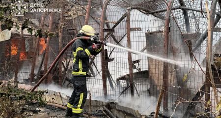Склад з обладнанням для яхт і човнів горів у Запоріжжі &ndash; кадри