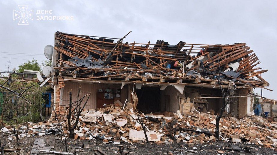 Рятувальники ліквідували пожежу після обстрілу передмістя Запоріжжя